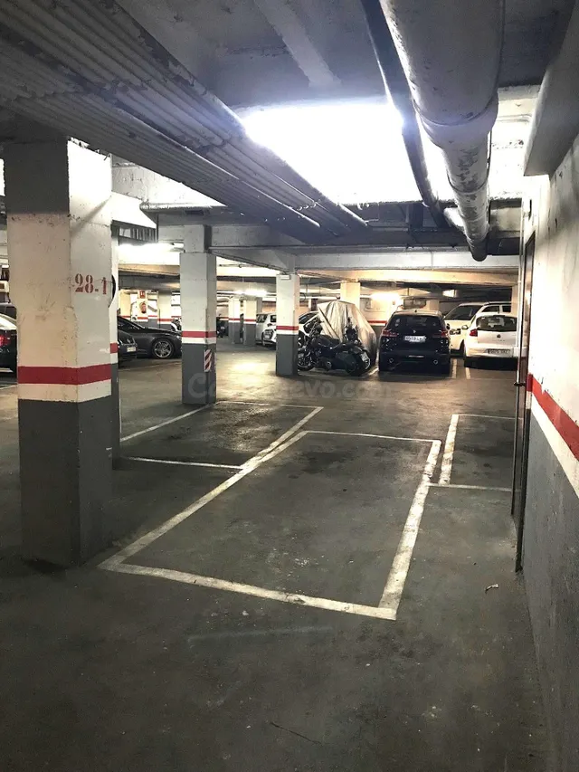 PLAZA DE PARKING PARA COCHE MEDIANO EN LA CALLE CALABRIA TOC