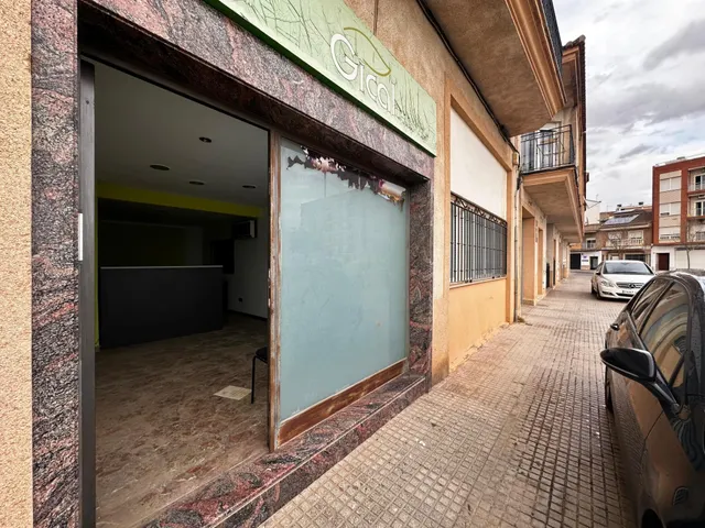 Local comercial con oficinas y zona de trabajo — 26