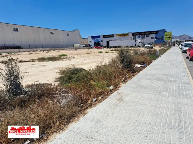 SE VENDE PARCELA EN POLIGONO LAS MAROMAS — 3