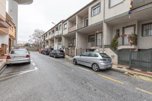 ¡FANTÁSTICA UNIFAMILIAR ADOSADA CON GARAJE EN MARACENA! — 30