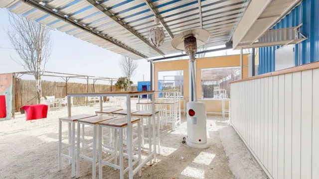 GRAN RESTAURANTE CON ESPACIOSA TERRAZA — 39