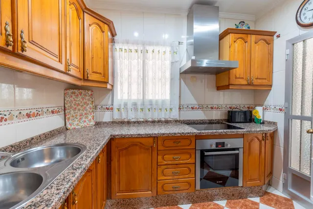 Amplia vivienda de 4 dormitorios con plaza de garaje opcional en Granada — 17