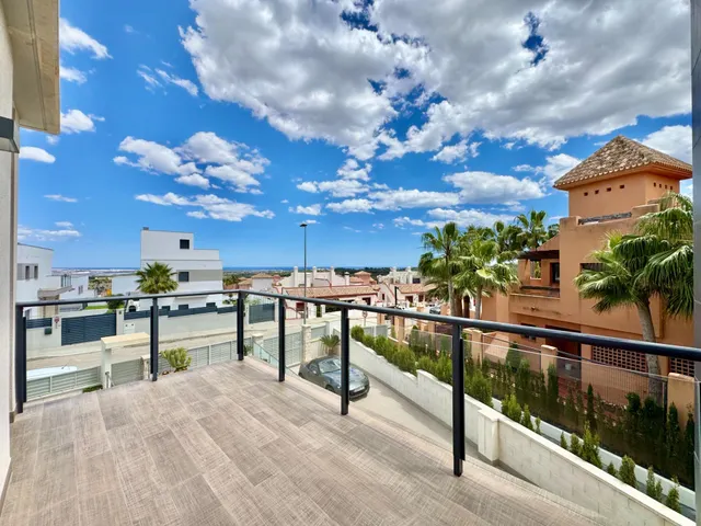 elegante villa con vistas parciales al mar. — 10