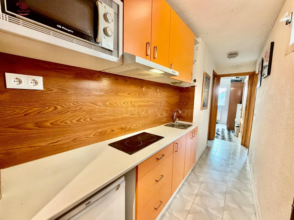 Luminoso piso de 60m2 con soleada orientacion oeste con 1 dormitorio, comoda cocina americana, salon y baño completo.