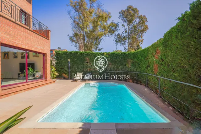 Casa con jardín y piscina en Santa María - foto 2
