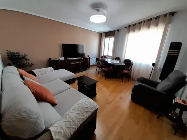 AMPLIO PISO CON TERRENO ADICIONAL EN CACABELOS.  109.000 € — 11