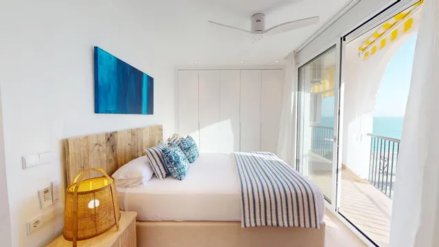 Piso en alquiler de temporada de tres dormitorios en primera línea de playa. — 16