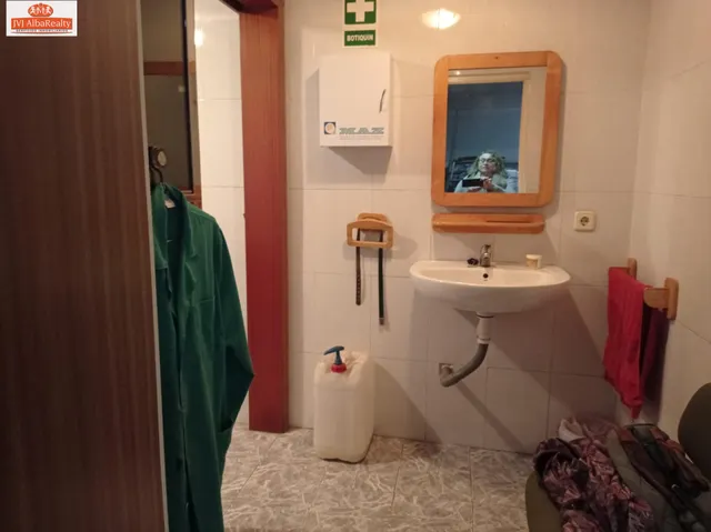 OPORTUNIDAD!! ALMACÉN-APARCAMIENTO CON VADO ZONA CARRETERA DE JAEN. — 4