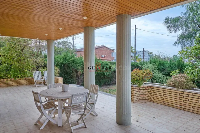 ESPETACULAR CASA EN ZONA EXCLUSIVA Y TRANQUILA CON JARDÍN - foto 2