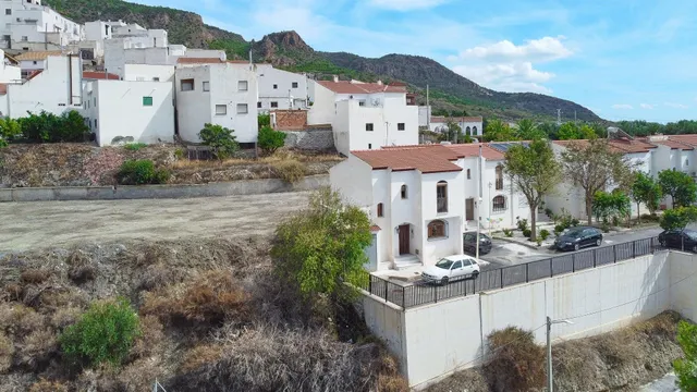 CASA AMPLIA Y CÓMODA EN URRACAL - foto 2