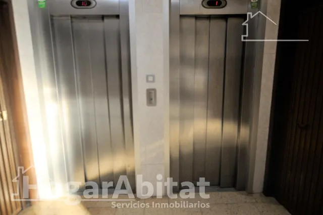 ¡UBICACIÓN IDEAL! AMPLIO, EXTERIOR Y LUMINOSO CON ASCENSOR Y TRASTERO — 32