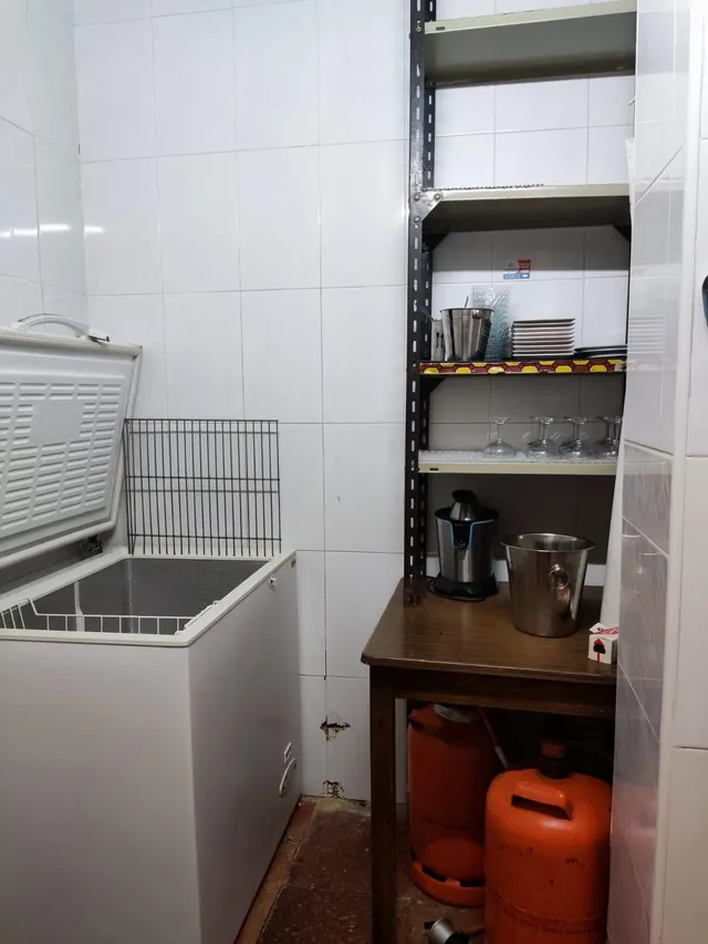Listo para abrir: licencia de restaurante activa, cocina industrial y salida de humos. — 10