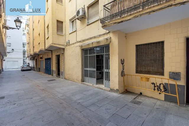 Estos dos grandes locales en pleno centro de Granada ofrecen una oportunidad única para tu negocio. — 2