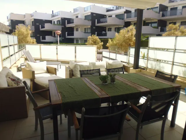BUNGALOW EN URBANIZACIÓN CON PISCINA Y VISTA AL MAR — 2