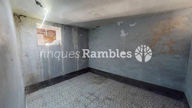 Casa de poble al centre de La Pobla de Claramunt amb molt potencial — 28