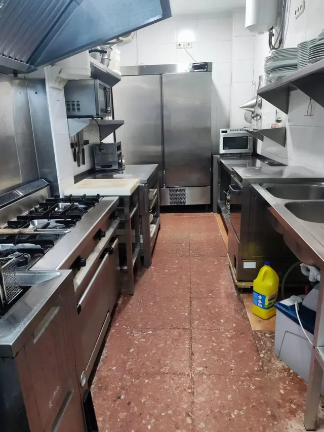 Listo para abrir: licencia de restaurante activa, cocina industrial y salida de humos. — 8