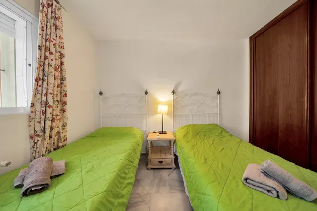 Alquiler larga temporada - Villa Privada con Piscina y Amplio Jardín en Cerrado de Elviria, Marbella — 37