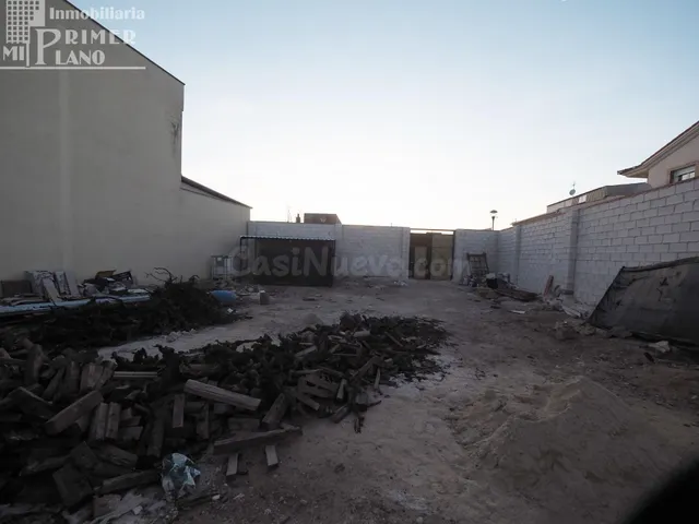 Se alquila solar en Avda Juan Carlos I, con 286 m2 y 51 metr - foto 3