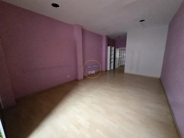 Amplio local comercial en zona de paso — 25