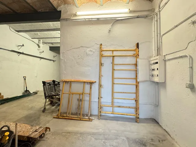 Nave en zona urbana con 264 m2 y con jardín de 114 m2 orientado al sur, garaje y gran potencial como estudio profesional. — 16