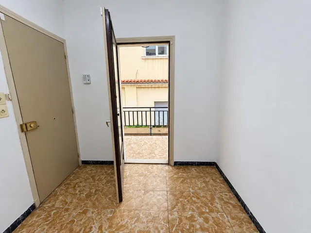 Primera línea de mar en el centro de El Masnou · Piso de época con techos altos y mosaico hidráulico · 3 hab. — 23