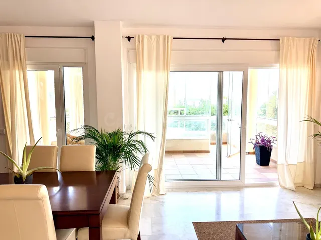 EXCLUSIVA PLANTA BAJA EN PRIMERA LÍNEA DE MAR CON JARDÍN PRI - foto 5