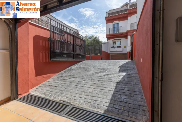 ADOSADA CON 4 DORMITORIOS, AMPLIAS TERRAZAS Y VISTAS A GRANADA Y SIERRA NEVADA — 44