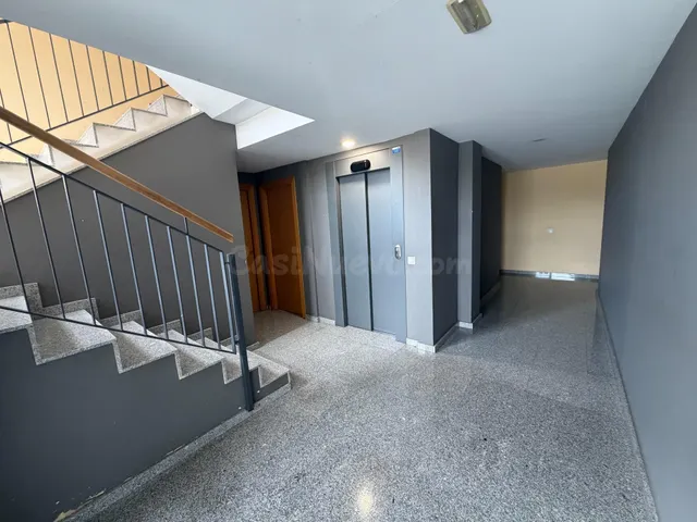 Piso de 2 habitaciones con parking y ascensor — Vilatenim, F - foto 2