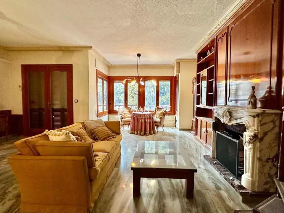 SE VENDE CASA CON PISCINA EN GLORIETA DE NOVELDA.