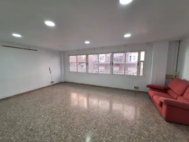 Amplia Oficina Semireformada en Altabix, Elche por €240.000 — 9