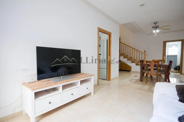 Ref. 04409. Casa de pueblo adosada con amplio patio, terraza y garaje en Vilamarxant. — 7