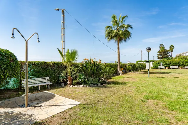 Alquiler de temporada. Primera línea de playa: piso con vistas al mar y maravilloso jardín. — 31