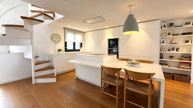 Apartamento de lujo a pasos de la playa con vistas al mar y pisicna comunitaria con  parking y trastero — 7