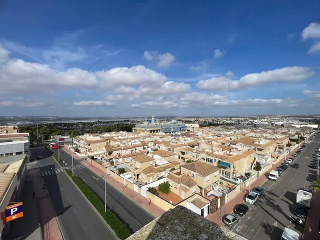 Apartamento exterior con vistas despejadas y piscina comunitaria en Torrevieja — 17