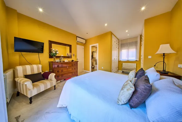 AMPLIA CASA DE 5 DORMITORIOS CON GARAJE, GRANDES TERRAZAS Y VISTAS AL CAMPO DE GOLF EN PLAYA GRANADA — 11
