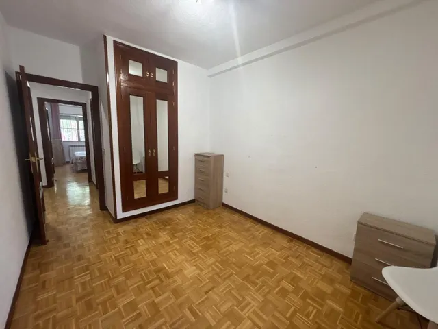 Poligono Residencial. Piso AMUEBLADO con 3 dormitorios y 2 baños . Piscina comunitaria. Garaje. — 8