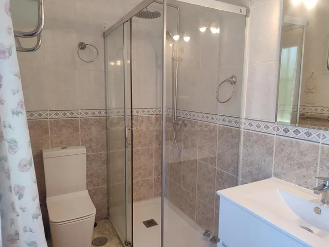 Piso en Triana con ascensor , balcón y excelente ubicación - foto 4