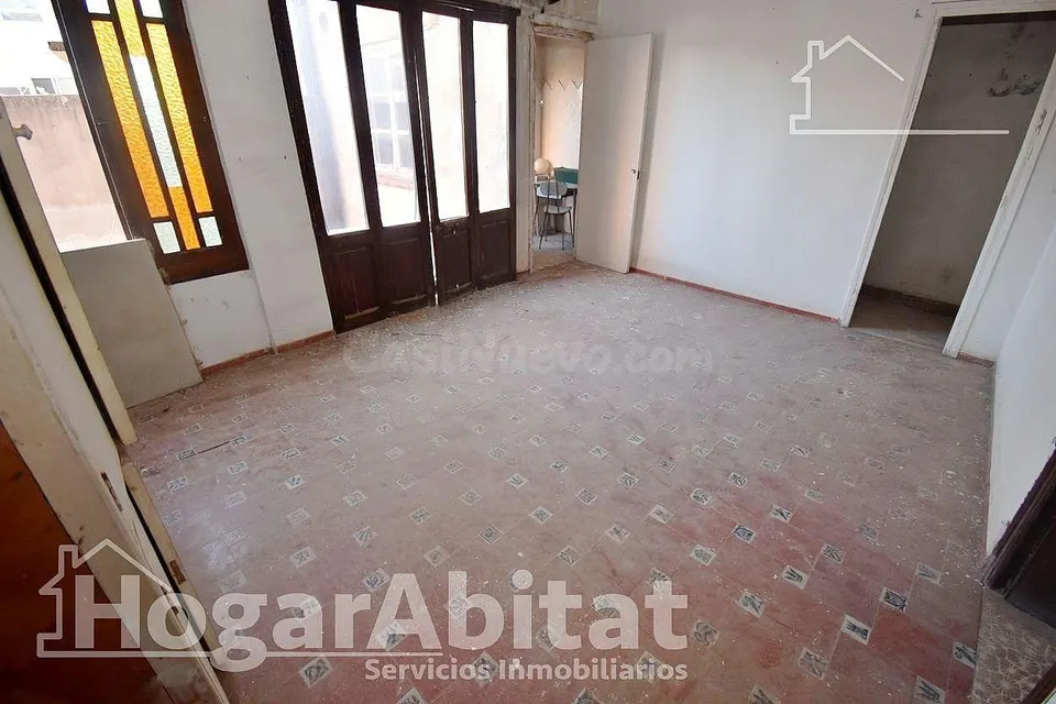 ¡Hazla a tu gusto! Casa amplia y luminosa de tres alturas para reformar, cerca del ayuntamiento