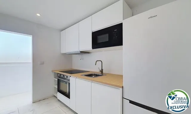 Apartamento 2 dormitorios renovado con terraza en Santa Margarida, Rosas — 10