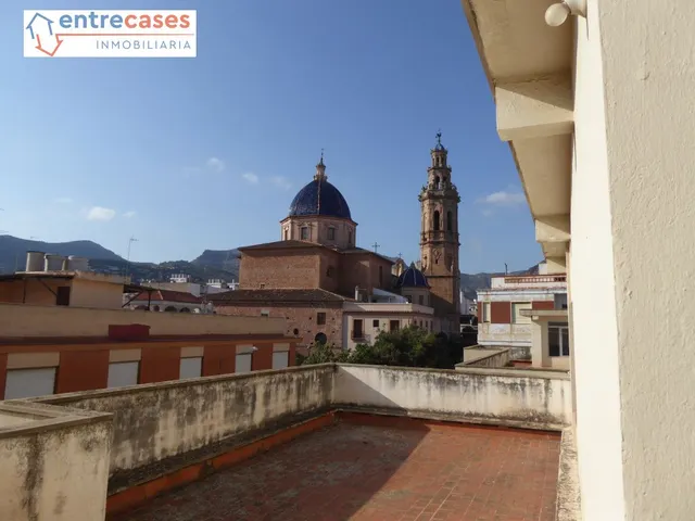 CASA A TRES ESQUINAS SITUADA A ESCASOS METROS DE LA IGLESIA 