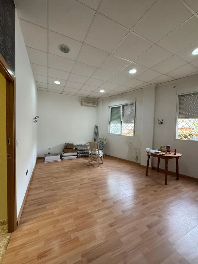 Local de 180 m2 en Barrio Peral. — 16