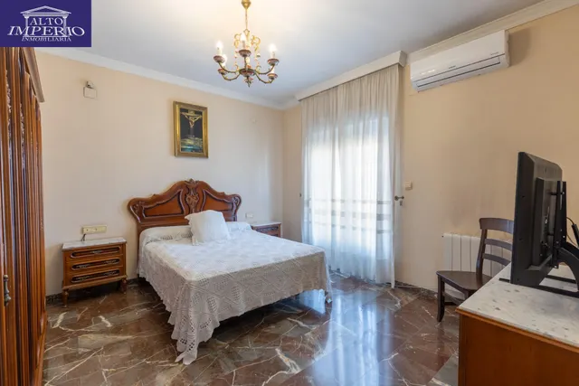 Casa en esquina en venta en Las Gabias — 28