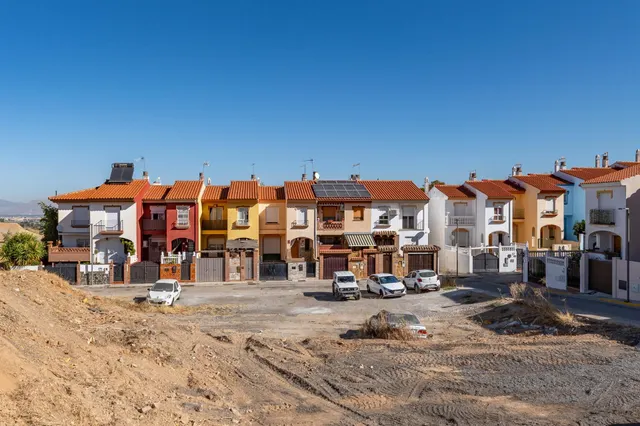 SOLAR RESIDENCIAL EN OTURA — 32
