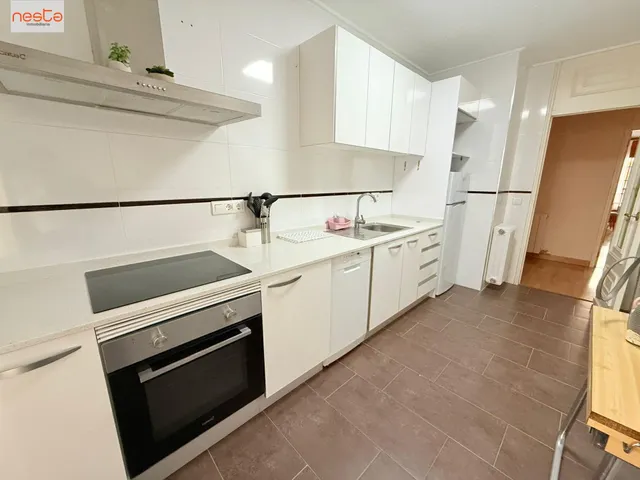 PISO CÉNTRICO 4 DORM. + 2 BAÑOS CON GARAJE Y TRASTERO - foto 4