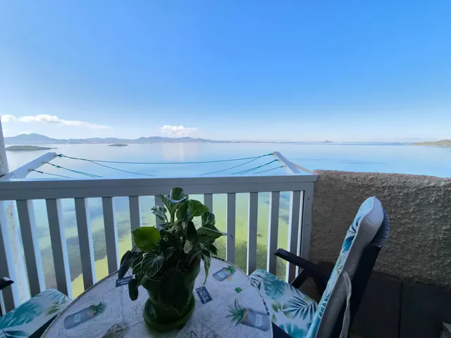Apartamento situado en la urbanización Torre Luquillo, en el kilómetro 5,5 de La Manga del Mar Menor, que destaca por sus impresionantes vistas tanto al Mar Menor como al mar Mediterráneo. — 18