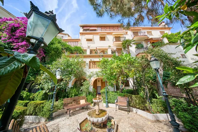LUJOSO CHALET EN LOS JARDINES DE LA ALHAMBRA