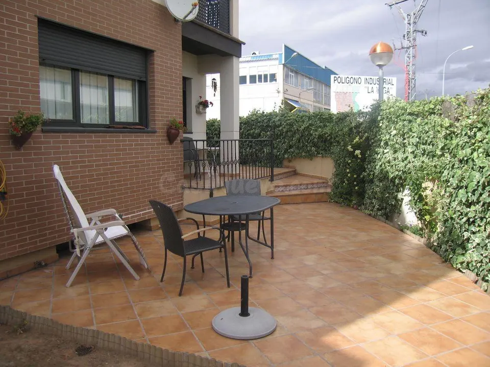 PRECIOSO CHALET ADOSADO A 500 METROS DEL CENTRO – 199.999 €