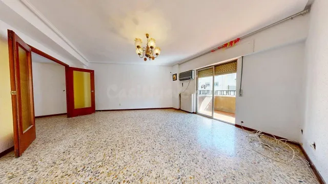 Piso de 77 m2 útiles. Distribuidos en tres dormitorios, salón, cocina, baño y zona de aparcamiento en la parte interior de la urbanización — 5