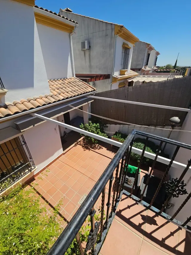 229 m2, 3 plantas y 8 placas solares para vivir sin mirar el recibo a fin de mes — 33