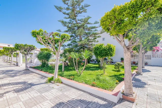 Chalet adosado en Salobreña playa, urb. privada con piscina y jardines. — 6
